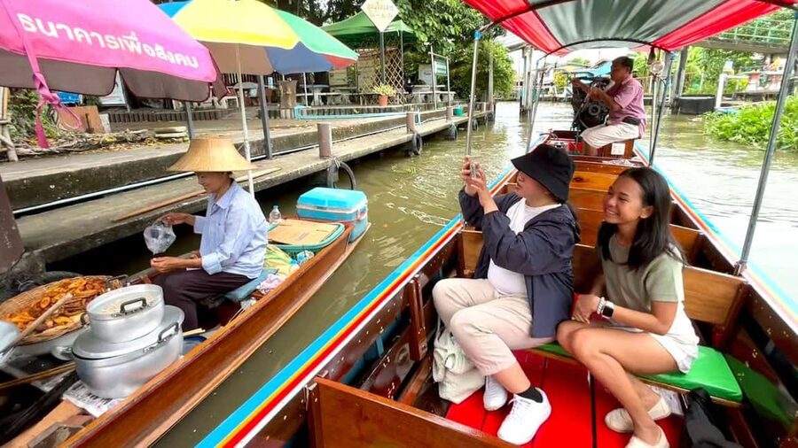 1 Hr Private Bangkok Canal Boat Tour: Traditional Flat Boat - Fish feeding and the small details that matter
