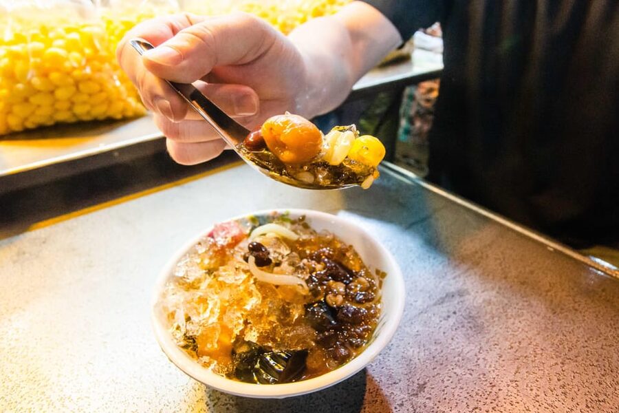 Authentic Street Food Tour in Chinatown I Bangkok - Starting at Wat Mangkon in the evening