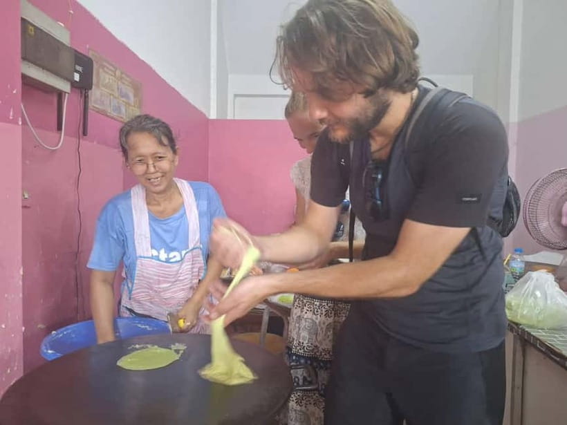 Ayutthaya: Colorful Slow Life Bicycle Tour with local guide. - Hua Ro Market and the return to the historic center