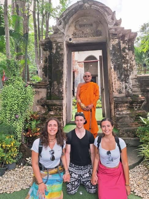 Ayutthaya: Colorful Slow Life Bicycle Tour with local guide. - Quiet roads, old ruins, and local life