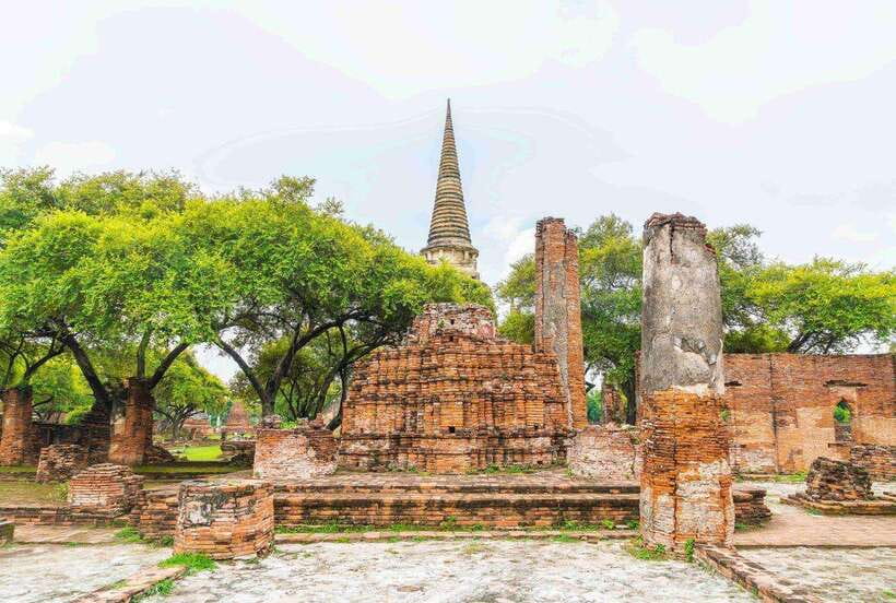 Ayutthaya One Day: Famous Temples & Bang Pa-In Palace Tour - Wat Chaiwatthanaram closes with Khmer-style drama