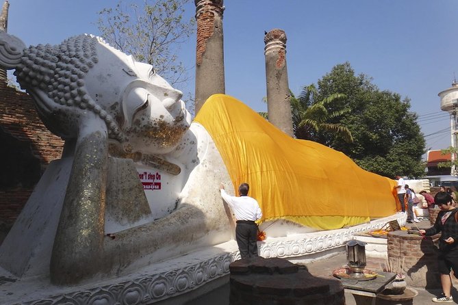 Ayutthaya Sunset Tour: Iconic Temples & Scenic River Boat Ride - The Chao Phrom Market stop