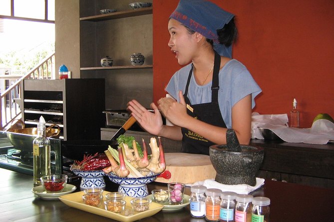 Baipai Thai Cooking School: Authentic Cooking Class Tour - Cooking Thai food in a Bangkok garden