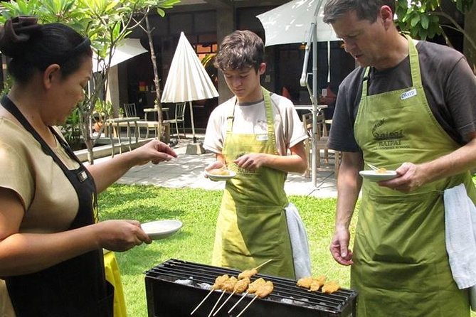 Baipai Thai Cooking School Class in Bangkok - Eating the lunch you prepared