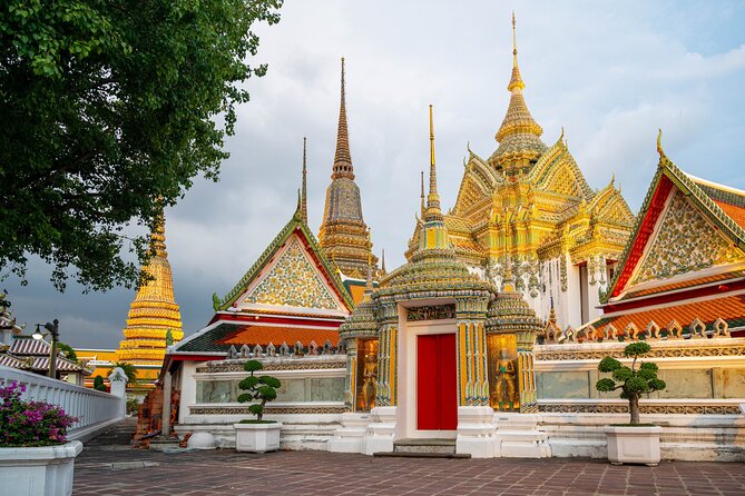 Bangkok 3 Temple Walking Tour: Wat Arun, Wat Pho, Wat Traimit - Temple clothing and respectful behavior