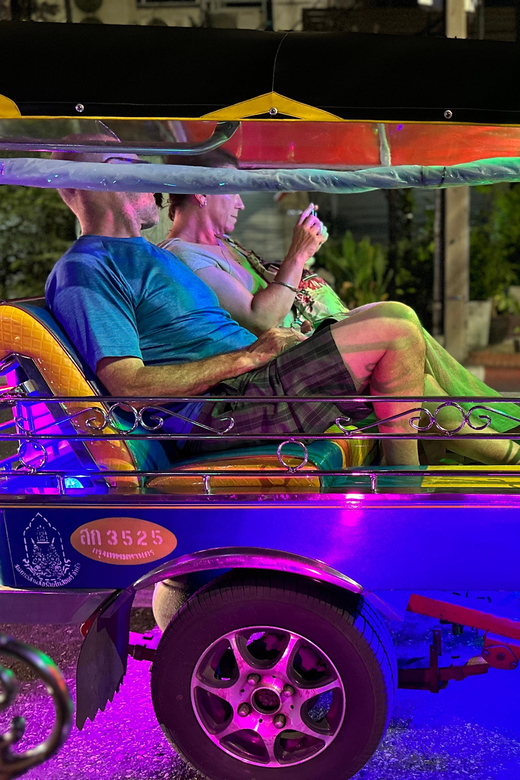 Bangkok: A 4 Hours Tuk Tuk Sightseeing Tour Iconic Landmarks - Folding lotus flowers at Pak Klong Talad