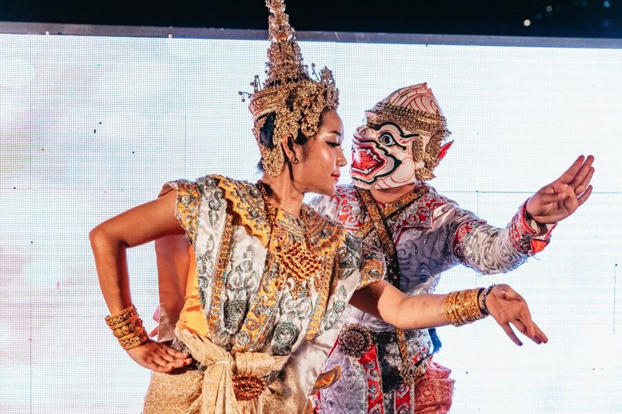 Bangkok: Alangka Luxury Buffet Dinner Cruise With Live Music - The music, dancing, and onboard atmosphere