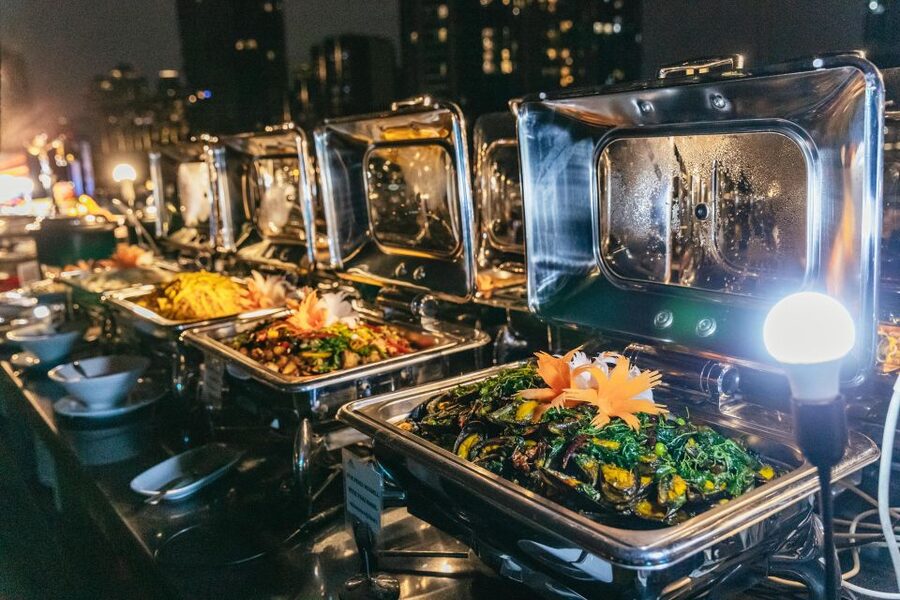 Bangkok: Alangka Luxury Buffet Dinner Cruise With Live Music - The river route, from temples to bridges