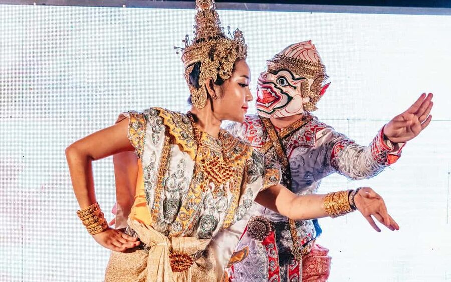 Bangkok: Alangka Luxury Cruise with Buffet and Live Music - Choosing your table and finding the best view