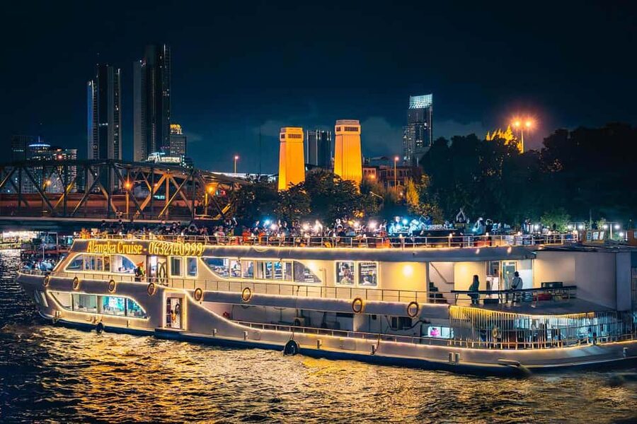 Bangkok: Alangka Luxury Cruise with Buffet and Live Music - Wat Arun from the river