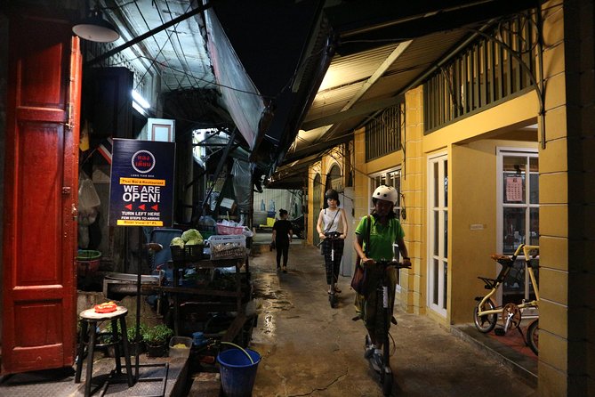 Bangkok at Night by Electric Scooter - Wat Pho after the crowds have gone