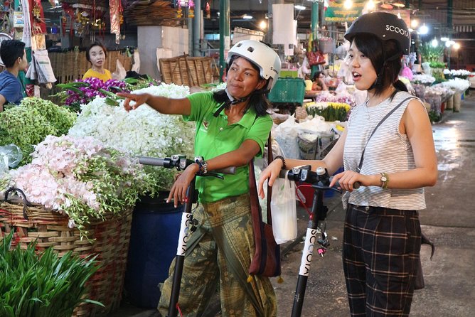 Bangkok at Night by Electric Scooter - Learning the scooter before the first temple