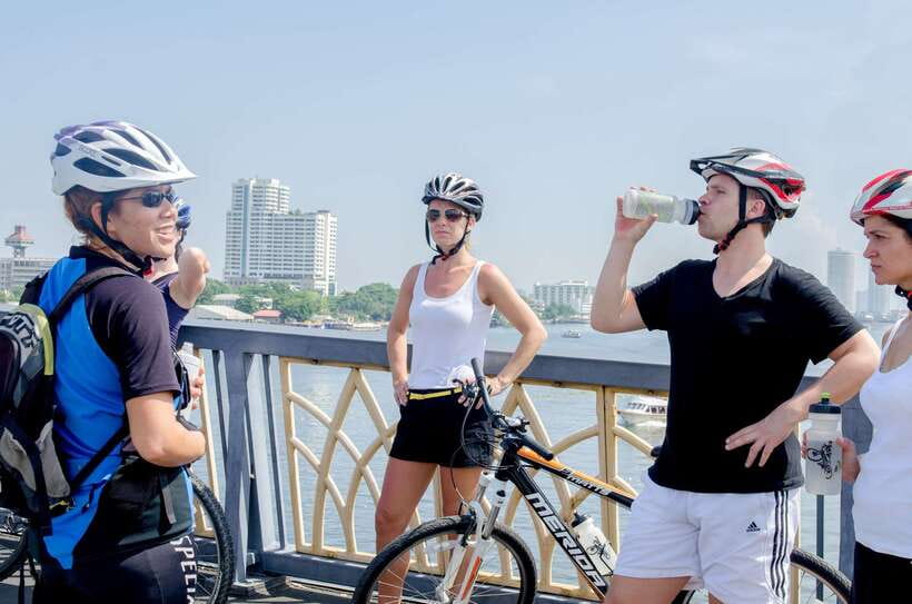 Bangkok: Backstreets and Historic Temples Bike Tour - The guides make or break the experience