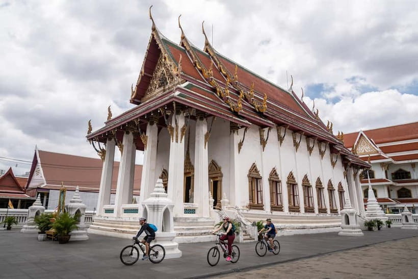 Bangkok: Backstreets and Historic Temples Bike Tour - Crossing the Rama VIII Bridge and reaching Thonburi