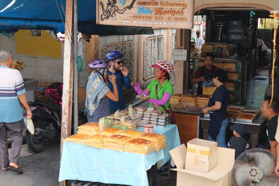 Bangkok: Bike and Canal Boat Tour with Lunch - Wat Pradittharam and the first local lanes
