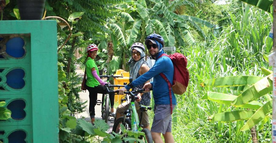 Bangkok: Bike and Canal Boat Tour with Lunch - Wat Ko and the route toward the canals