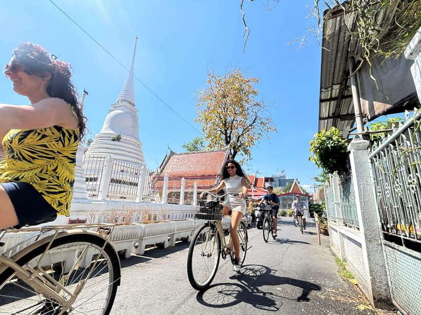 Bangkok: Bike, Boat & Food Tour in Thonburi - Why Thonburi is the right side of Bangkok for a bike tour