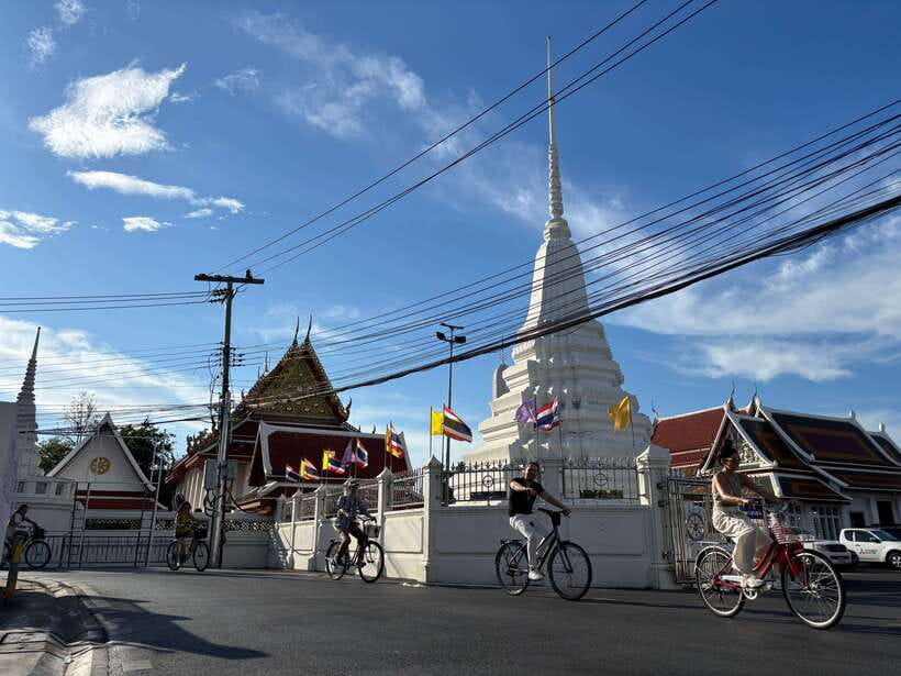 Bangkok: Bike, Boat & Food Tour in Thonburi - A one-hour longtail boat trip through Bangkok Yai