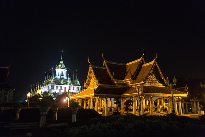 Bangkok by Night: Temples, Markets and Food Tuk-Tuk Tour - Wat Prayoon after dark