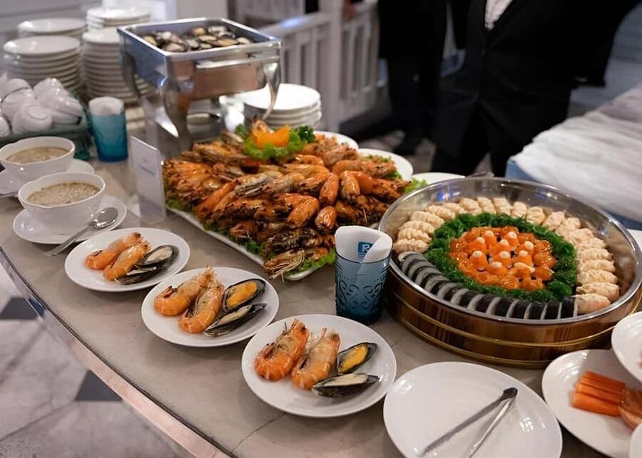 Bangkok: Carnival Dinner Cruise with Free-Flow Beer & Buffet - Upper-deck photos, bow views, and the best way to use your time