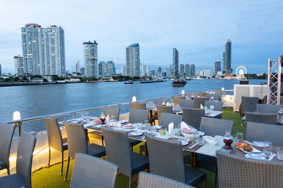 Bangkok: Chao Phraya Alangka Cruise at Icon Siam - The live band and Thai classical dance