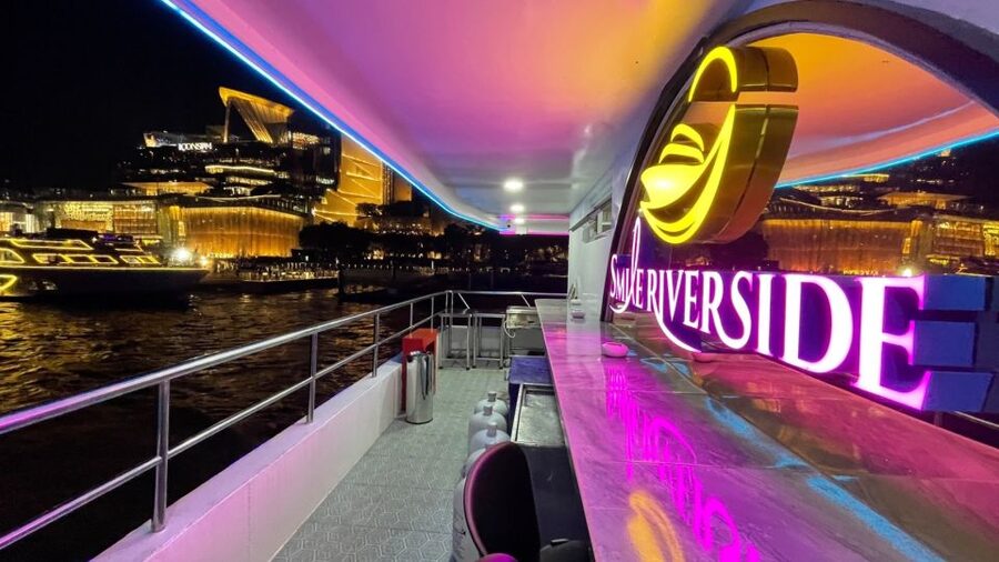 Bangkok: Chao Phraya River Buffet Dinner Cruise - Starting at ICONSIAM and finding the boat