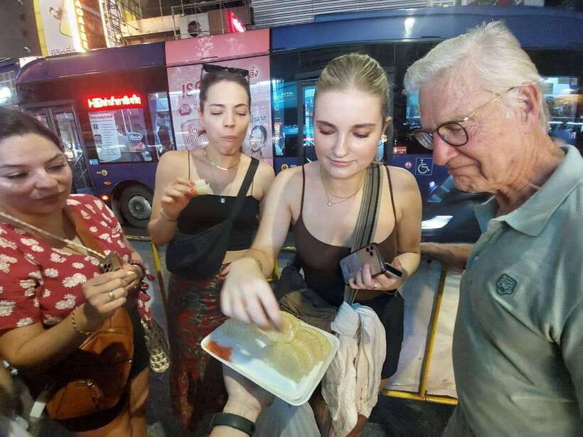 Bangkok: Chinatown Food Tour with Michelin Food Stalls - Starting at Wat Mangkon in the early evening