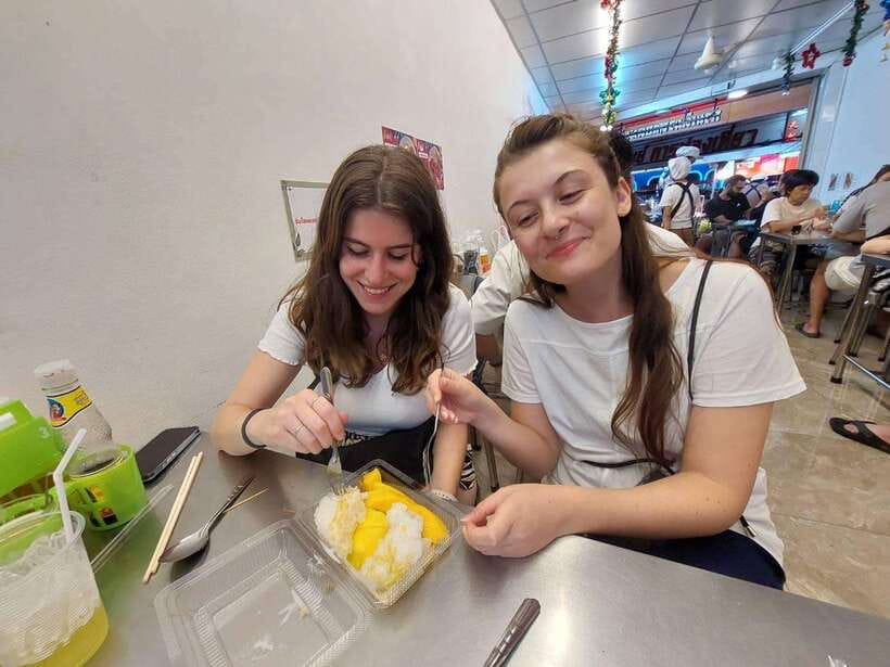 Bangkok: Chinatown Food Tour with Michelin Food Stalls - Walking, food restrictions, and who should book