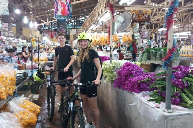 Bangkok City Bike Tour - Hotel-pickup & Lunch - How the small group changes the ride