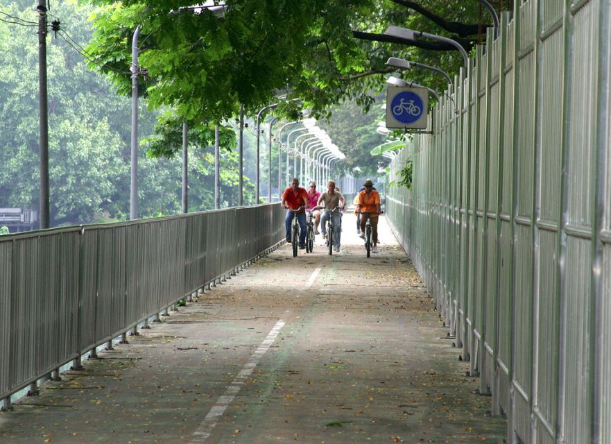 Bangkok: City Culture half-day Bike Tour - Crossing Rama IV Road and Entering Benjakitti Forest Park