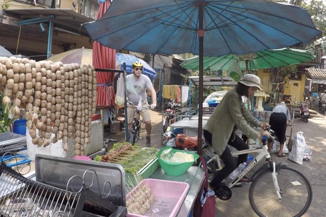 Bangkok City Culture Tour by Bike - Wat Chong Lom and a look at Thai customs