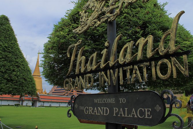 Bangkok: City Highlights Temple and Market Walking Tour - Wat Arun beside the Chao Phraya River