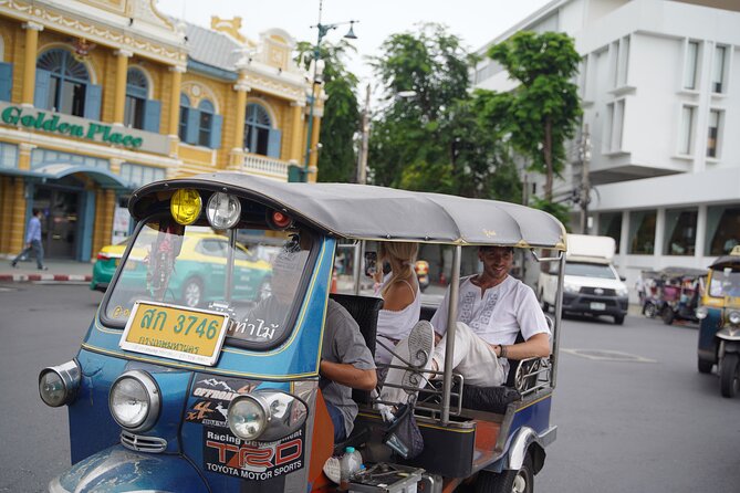 Bangkok: City Highlights Temple and Market Walking Tour - Heat, clothing and practical comfort