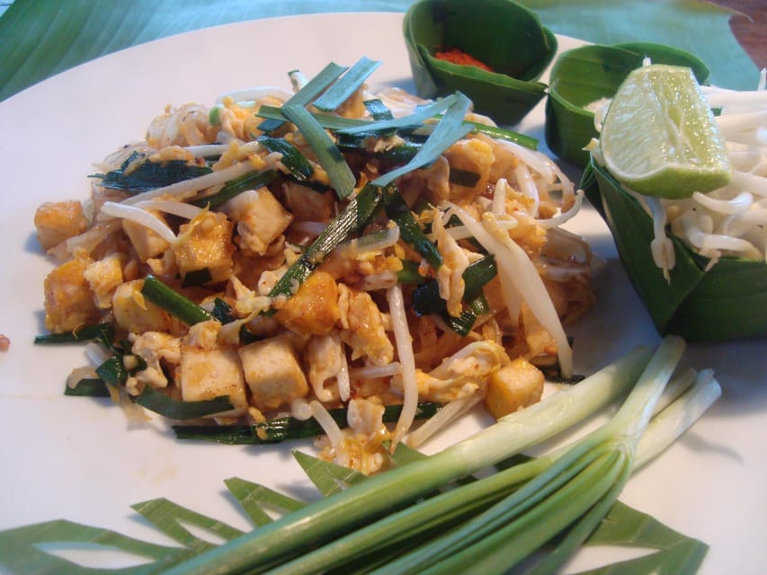 Bangkok: Cook authentic Thai food with Smart Cook - Making curry paste by hand