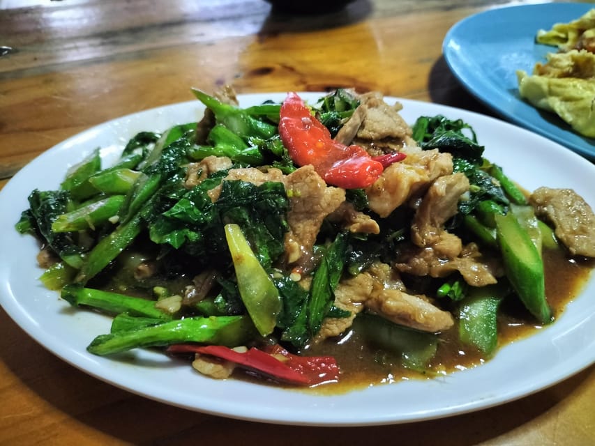 Bangkok: Cook authentic Thai food with Smart Cook - Entering the teak home and meeting Snow White