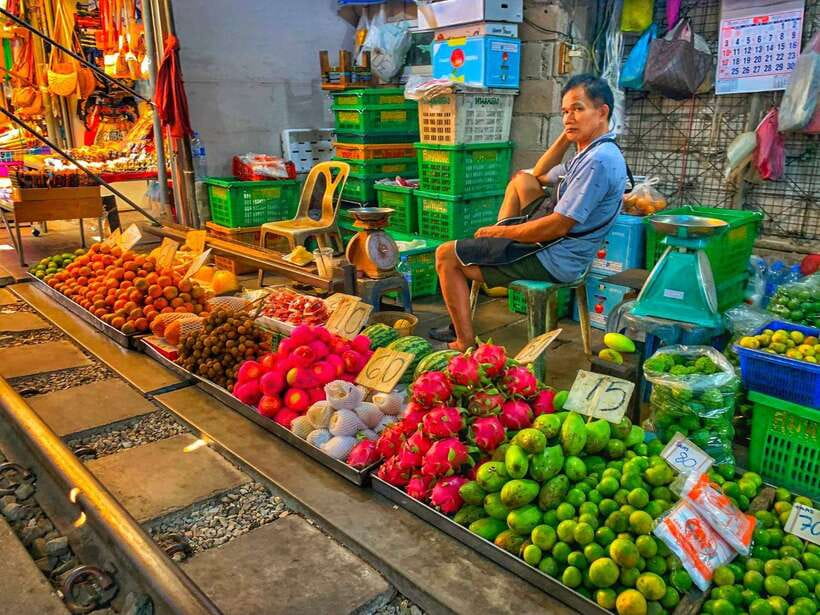 Bangkok: Damnoen Saduak and Mae Klong Train Markets - Practical preparation for heat, crowds, and timing