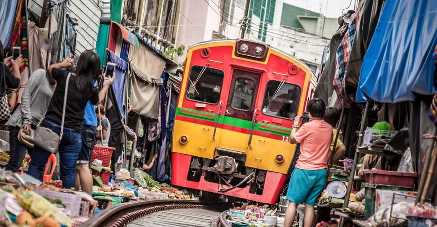 Bangkok: Damnoen Saduak, Train Market & Mahanakhon Day Trip - Meeting in Sukhumvit at 9 a.m.