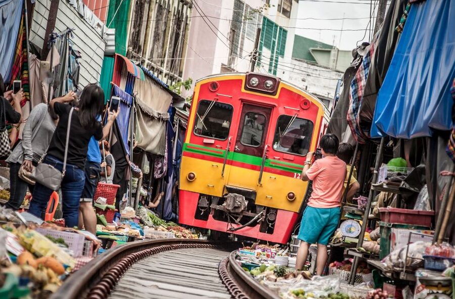 Bangkok: Damnoen Saduak, Train Market & Mahanakhon Day Trip - Paddle boats and the canals of Damnoen Saduak