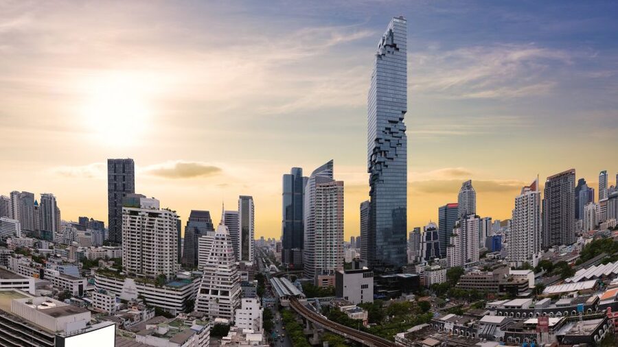 Bangkok: Damnoen Saduak, Train Market & Mahanakhon Day Trip - Food, shopping, and free time at the floating market