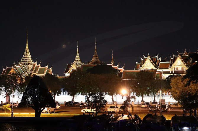 Bangkok Dinner Cruise on the Chao Phraya River - The Grand Palace lit up at night