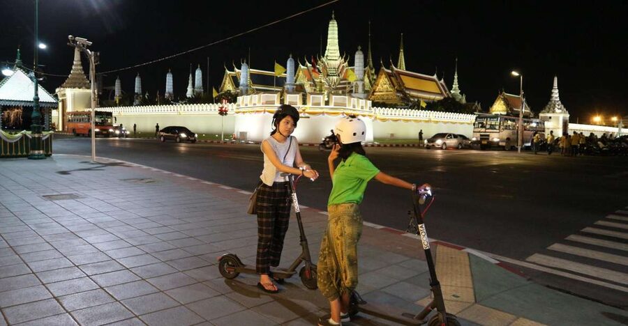 Bangkok: E-Scooter Night Tour with Local Street Food - Wat Arun and the Chao Phraya ferry crossing