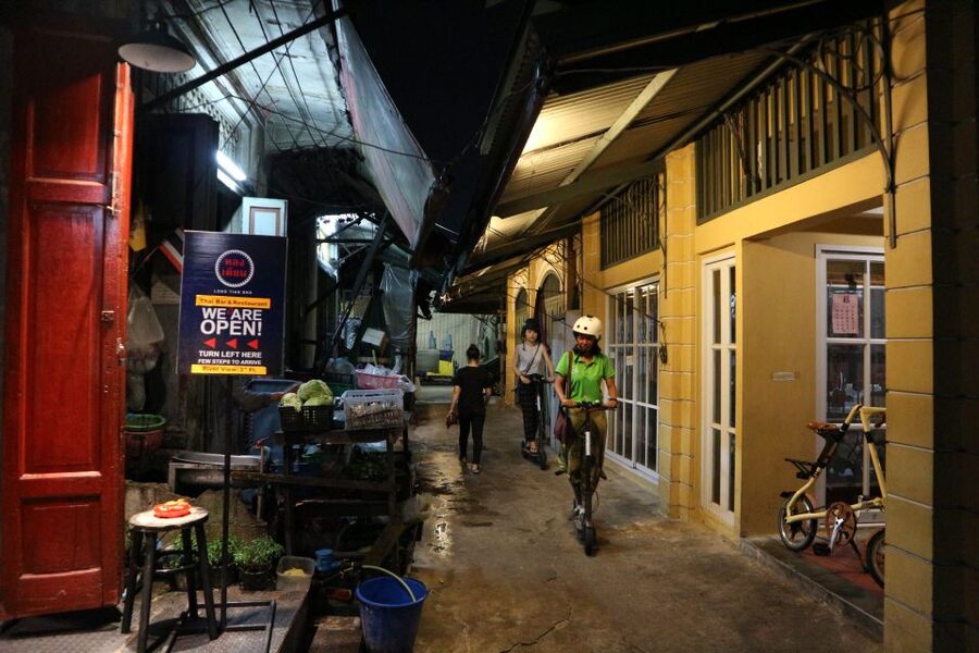 Bangkok: E-Scooter Night Tour with Local Street Food - Wat Pho, the Grand Palace, and the Giant Swing
