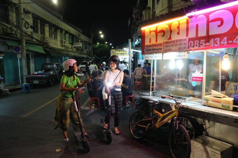 Bangkok: E-Scooter Night Tour with Local Street Food - Street food at JP Market and in Chinatown