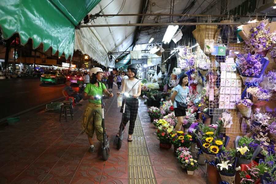 Bangkok: E-Scooter Night Tour with Local Street Food - Pak Khlong Talat after dark