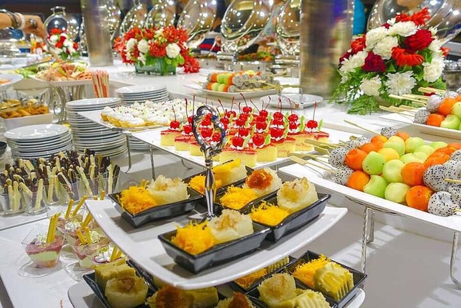 Bangkok: Evening Dinner Cruise with Live Music Chao Phraya - Dinner with Thai and international choices
