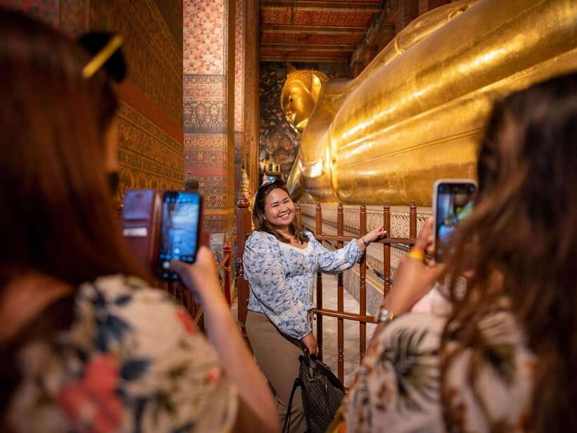 Bangkok: Evening Tour with Wat Arun, Wat Pho & Tuk Tuk Ride - Meeting at Tha Tian Pier and walking Maha Rat Road