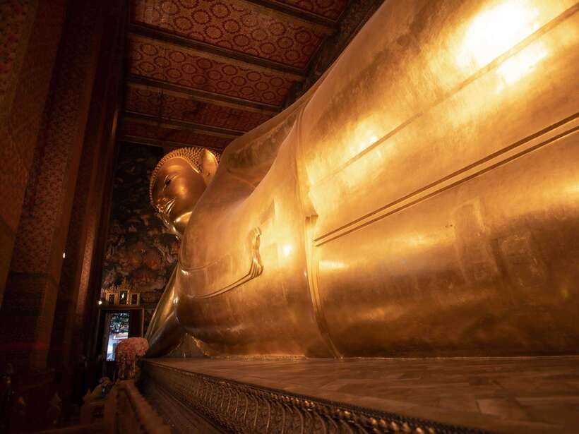 Bangkok: Evening Tour with Wat Arun, Wat Pho & Tuk Tuk Ride - Small groups and guide quality