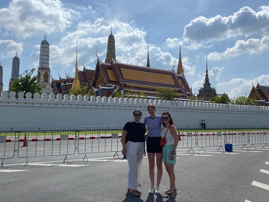 Bangkok: explore Wat Pho + tuk tuk sightseeing - The Grand Palace from a moving city route
