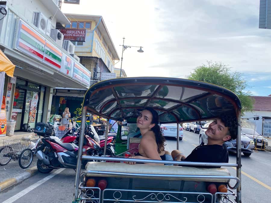 Bangkok: explore Wat Pho + tuk tuk sightseeing - The guide makes the difference