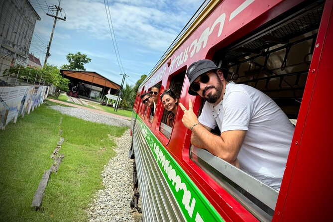 Bangkok: Floating Market and Train Market Experience - Watching Maeklong Market make room for the train